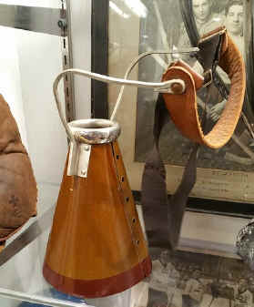 Megaphone R.jpg (110649 bytes)