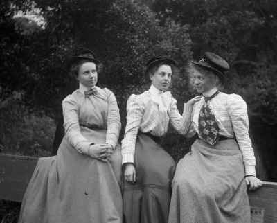 girl students w plugs.jpg (210876 bytes)